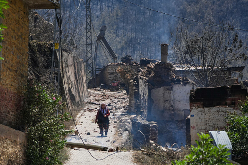 Turcia, împărțită între incendii de vegetaţie și ninsori. „E prima dacă când văd zăpadă în iulie”. GALERIE FOTO - Imaginea 22