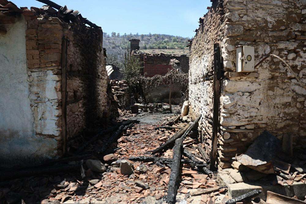 Turcia, împărțită între incendii de vegetaţie și ninsori. „E prima dacă când văd zăpadă în iulie”. GALERIE FOTO - Imaginea 42