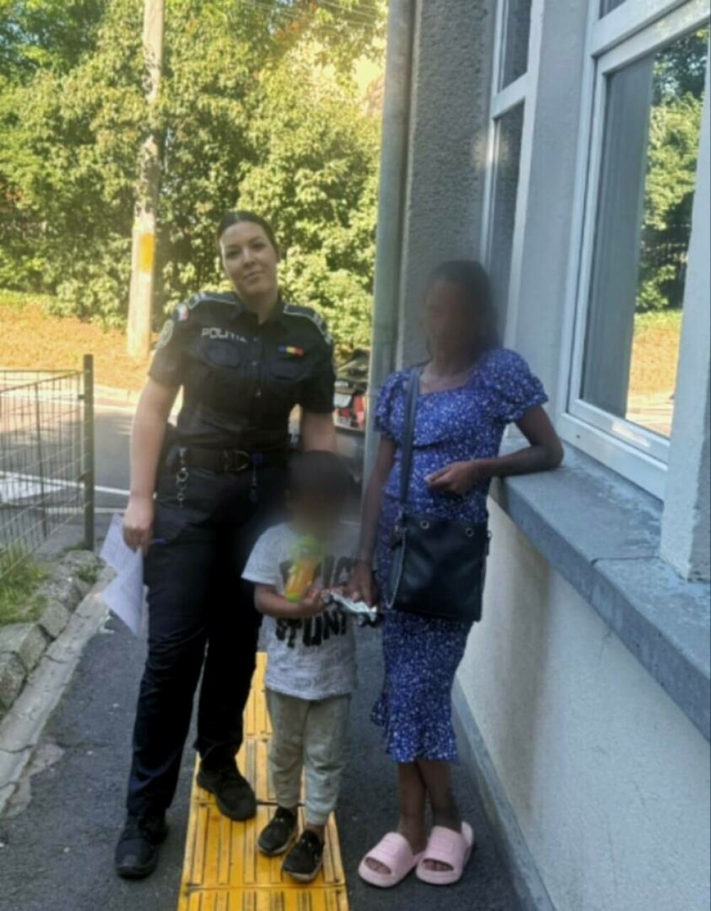 Un copil de 3 ani a fost găsit singur într-un autobuz din Brașov. Și-a întâlnit mama la secția de poliție - Imaginea 3