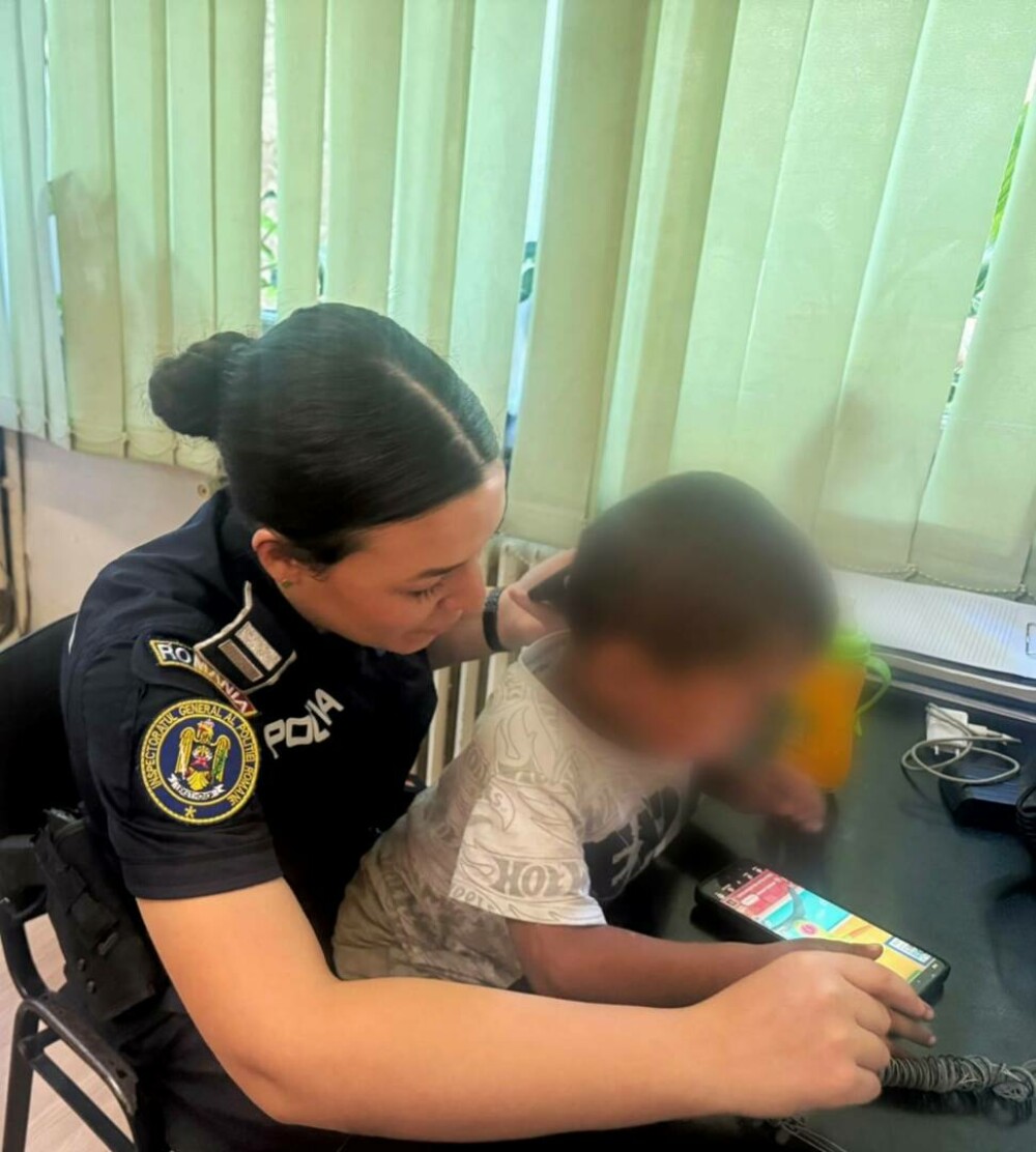 Un copil de 3 ani a fost găsit singur într-un autobuz din Brașov. Și-a întâlnit mama la secția de poliție - Imaginea 1