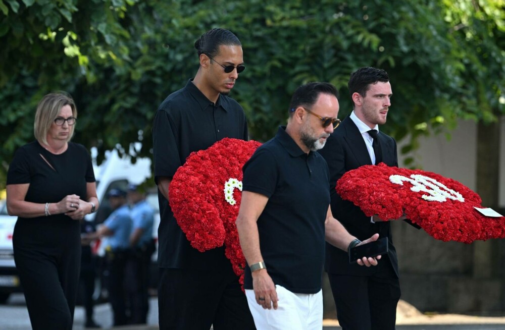 Imagini emoționante de la înmormântarea lui Diogo Jota. Familia și foștii coechipieri au adus un ultim omagiu. GALERIE FOTO - Imaginea 5