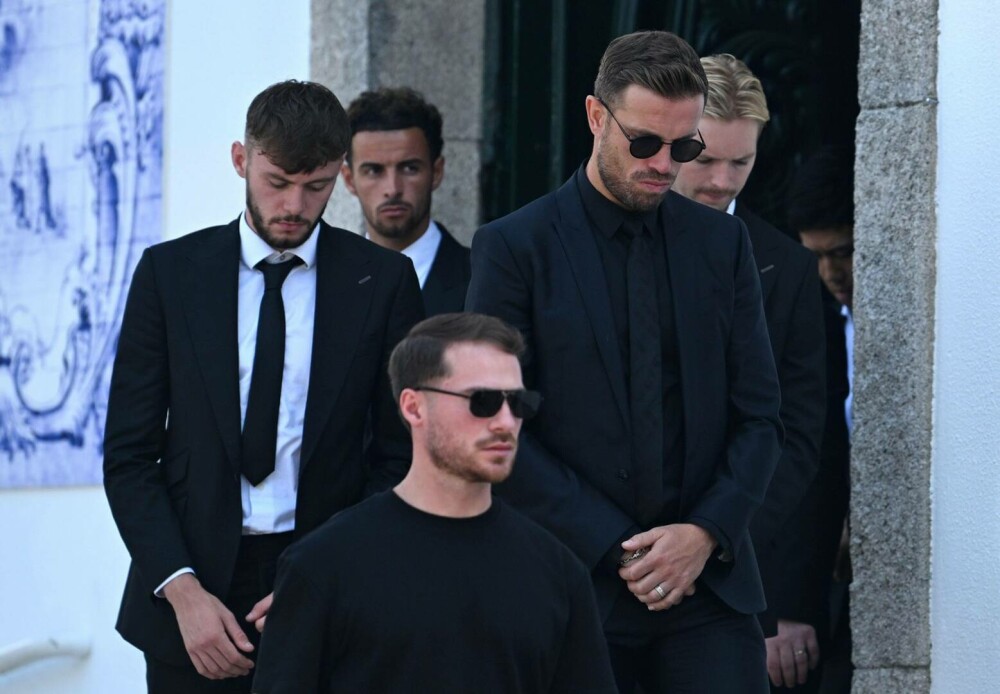 Imagini emoționante de la înmormântarea lui Diogo Jota. Familia și foștii coechipieri au adus un ultim omagiu. GALERIE FOTO - Imaginea 8