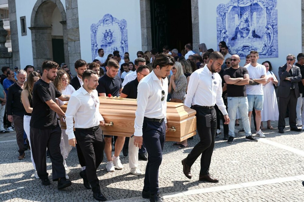 Imagini emoționante de la înmormântarea lui Diogo Jota. Familia și foștii coechipieri au adus un ultim omagiu. GALERIE FOTO - Imaginea 10