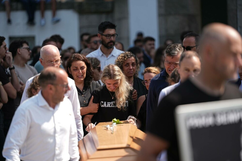 Imagini emoționante de la înmormântarea lui Diogo Jota. Familia și foștii coechipieri au adus un ultim omagiu. GALERIE FOTO - Imaginea 11