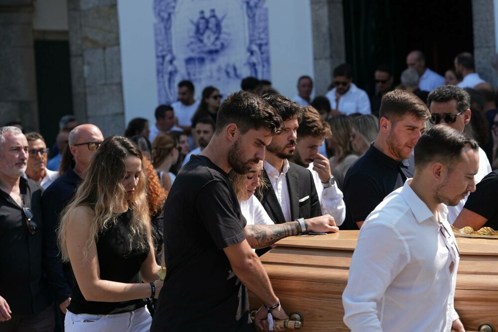 Imagini emoționante de la înmormântarea lui Diogo Jota. Familia și foștii coechipieri au adus un ultim omagiu. GALERIE FOTO - Imaginea 12