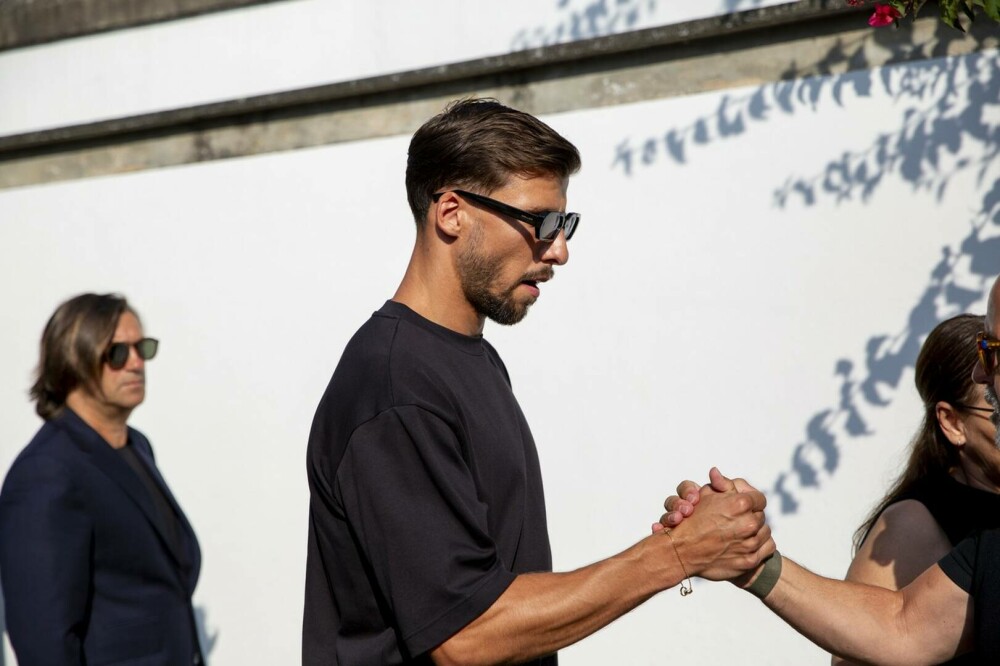 Imagini emoționante de la înmormântarea lui Diogo Jota. Familia și foștii coechipieri au adus un ultim omagiu. GALERIE FOTO - Imaginea 18