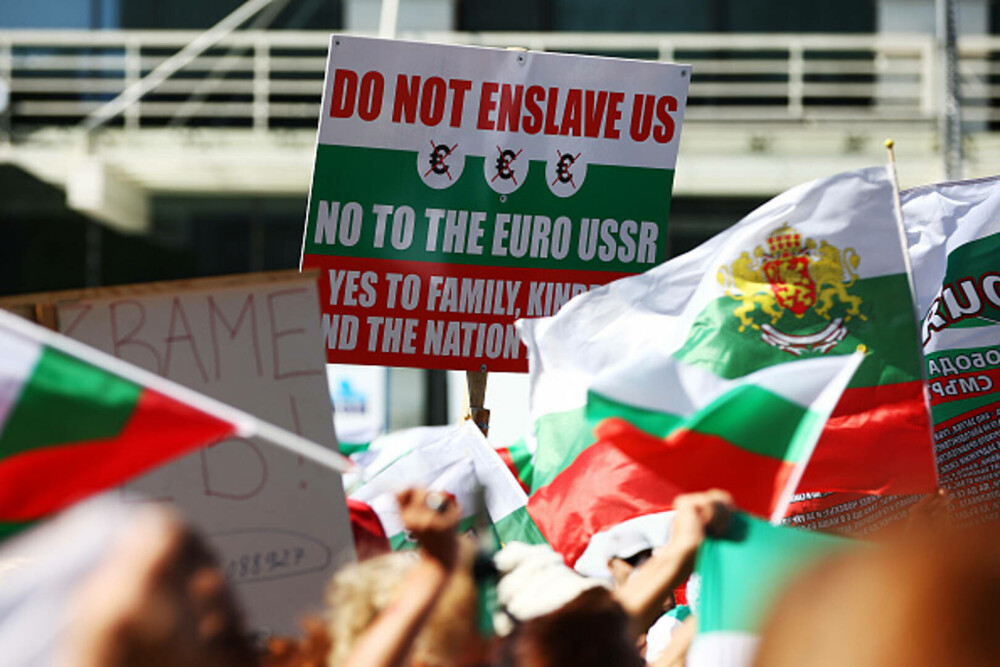 Proteste în Bulgaria faţă de adoptarea monedei euro. Manifestanţii cer referendum şi demisia guvernului. GALERIE FOTO - Imaginea 2