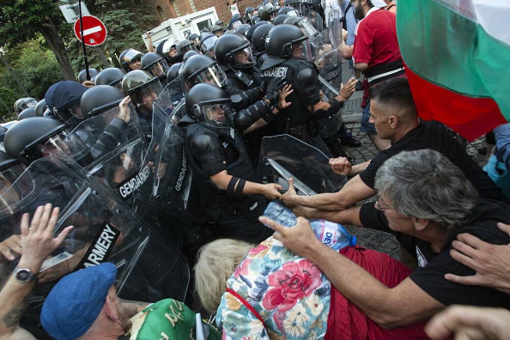 Proteste în Bulgaria faţă de adoptarea monedei euro. Manifestanţii cer referendum şi demisia guvernului. GALERIE FOTO - Imaginea 3