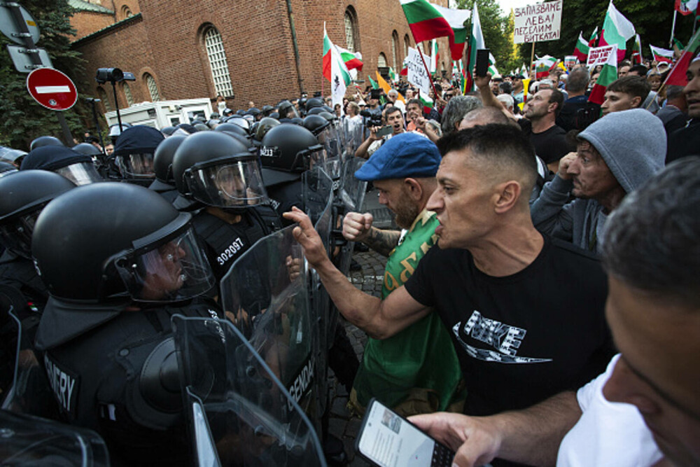 Proteste în Bulgaria faţă de adoptarea monedei euro. Manifestanţii cer referendum şi demisia guvernului. GALERIE FOTO - Imaginea 5