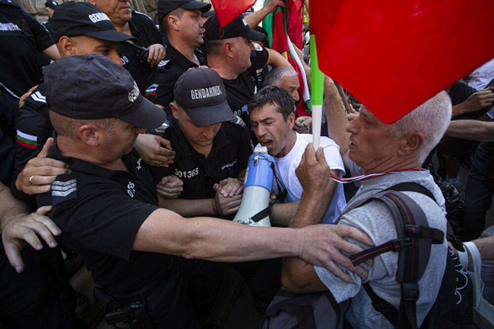 Proteste în Bulgaria faţă de adoptarea monedei euro. Manifestanţii cer referendum şi demisia guvernului. GALERIE FOTO - Imaginea 6