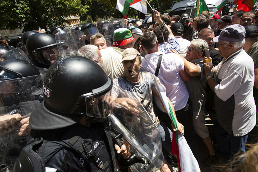 Proteste în Bulgaria faţă de adoptarea monedei euro. Manifestanţii cer referendum şi demisia guvernului. GALERIE FOTO - Imaginea 7