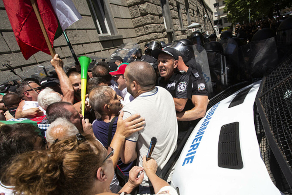 Proteste în Bulgaria faţă de adoptarea monedei euro. Manifestanţii cer referendum şi demisia guvernului. GALERIE FOTO - Imaginea 8