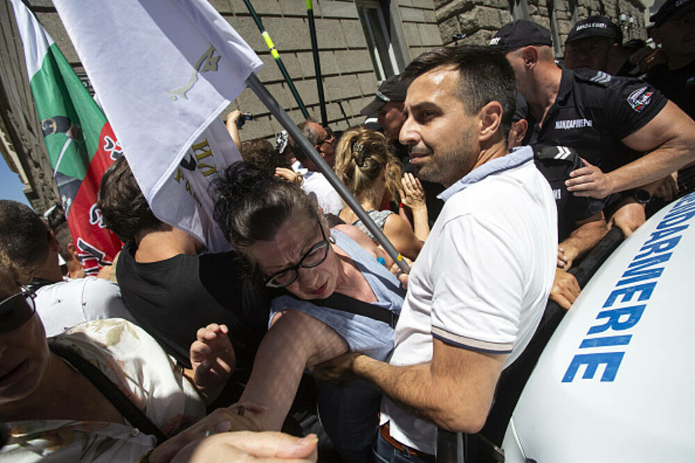 Proteste în Bulgaria faţă de adoptarea monedei euro. Manifestanţii cer referendum şi demisia guvernului. GALERIE FOTO - Imaginea 9
