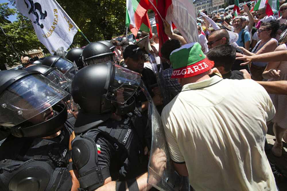 Proteste în Bulgaria faţă de adoptarea monedei euro. Manifestanţii cer referendum şi demisia guvernului. GALERIE FOTO - Imaginea 11