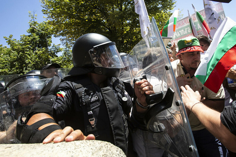 Proteste în Bulgaria faţă de adoptarea monedei euro. Manifestanţii cer referendum şi demisia guvernului. GALERIE FOTO - Imaginea 12