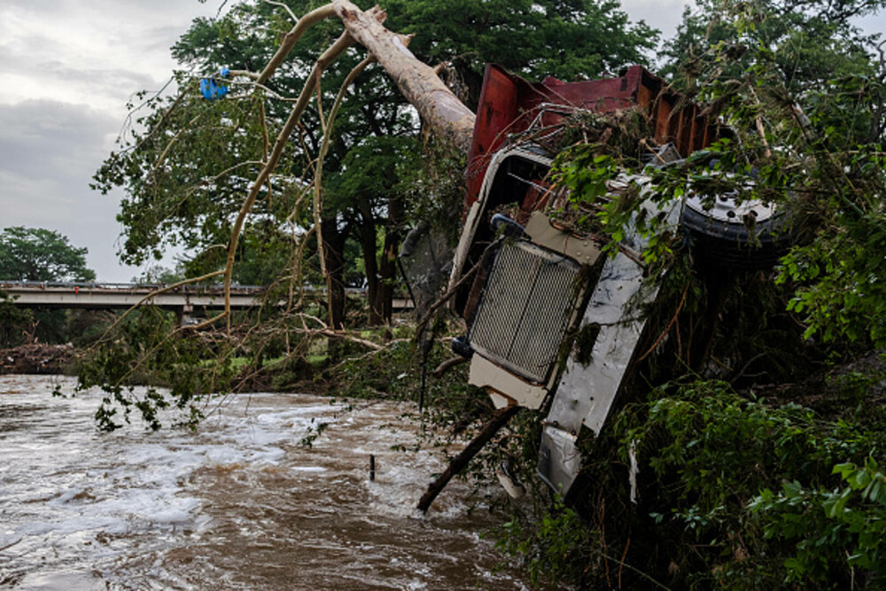Bilanțul morților a ajuns la peste 50 după inundațiile devastatoare din Texas. „N-am văzut niciodată ceva atât de rău”. FOTO - Imaginea 8