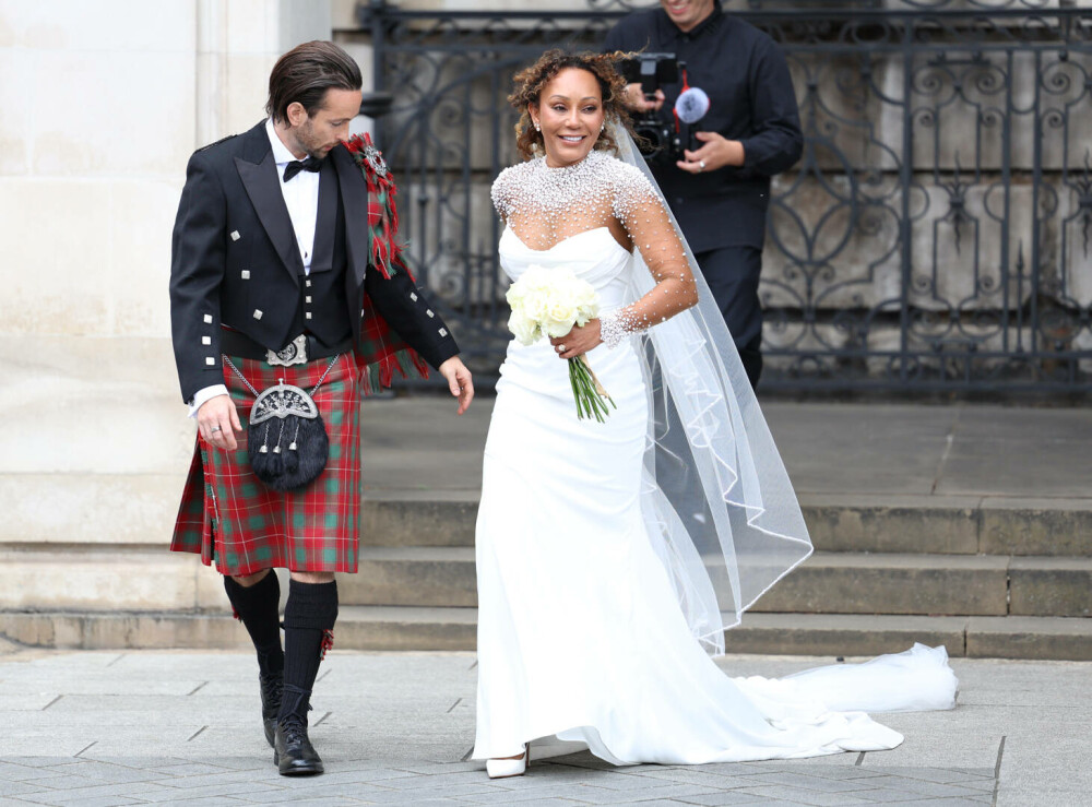 Ce mesaj i-a trimis Victoria Beckham fostei colege din Spice Girls, Mel B, după ce aceasta s-a căsătorit. FOTO - Imaginea 2