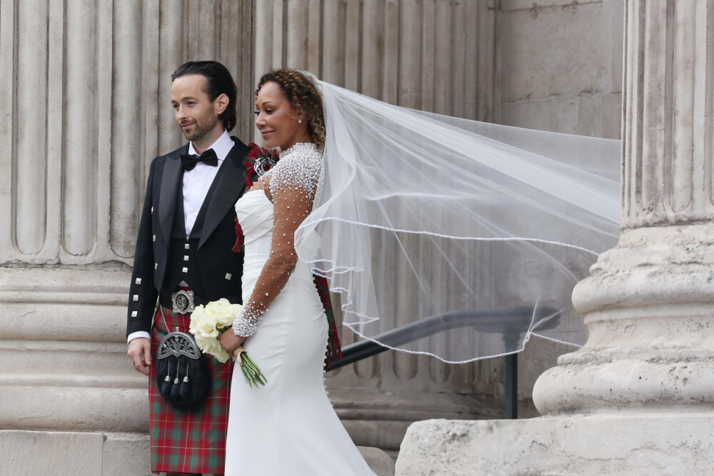 Ce mesaj i-a trimis Victoria Beckham fostei colege din Spice Girls, Mel B, după ce aceasta s-a căsătorit. FOTO - Imaginea 3