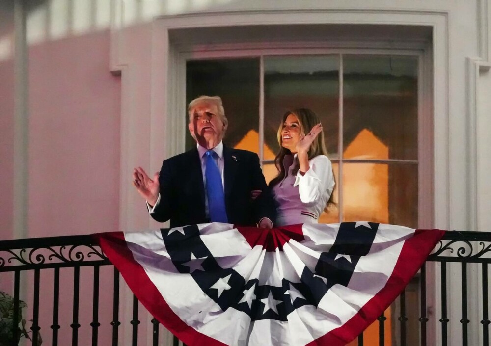 Moment romantic între Donald Trump și Melania în timpul festivităților de Ziua Independenței. FOTO&VIDEO - Imaginea 2