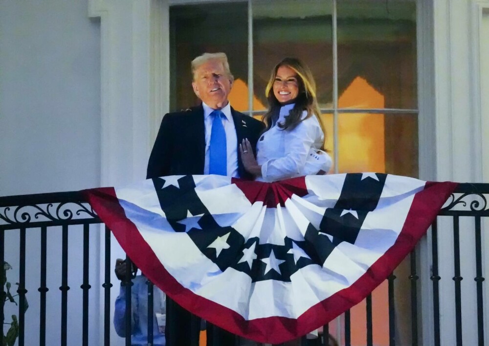 Moment romantic între Donald Trump și Melania în timpul festivităților de Ziua Independenței. FOTO&VIDEO - Imaginea 4
