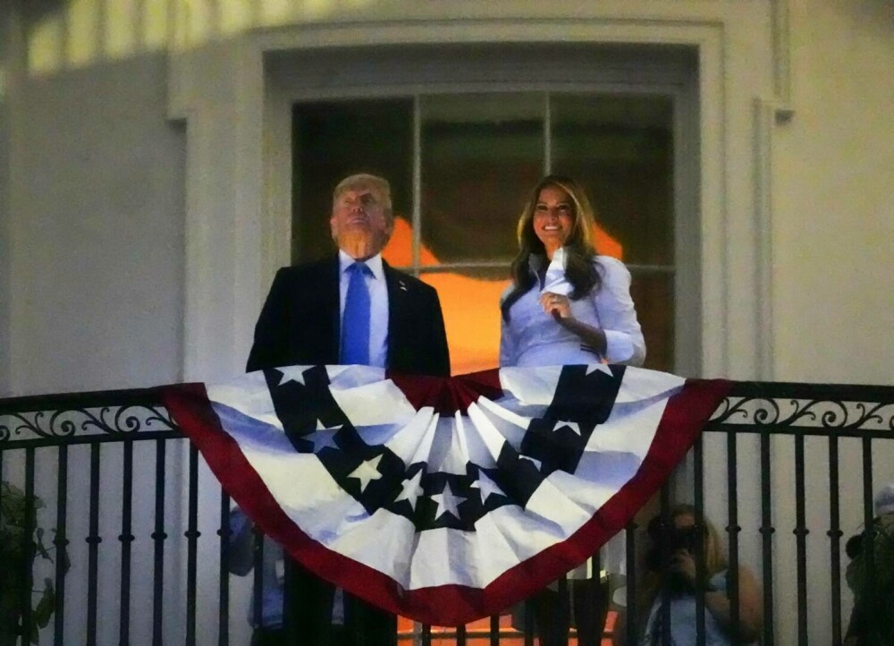 Moment romantic între Donald Trump și Melania în timpul festivităților de Ziua Independenței. FOTO&VIDEO - Imaginea 5