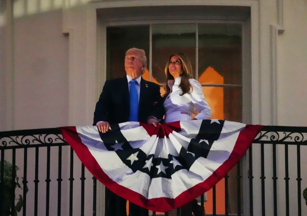 Moment romantic între Donald Trump și Melania în timpul festivităților de Ziua Independenței. FOTO&VIDEO - Imaginea 6
