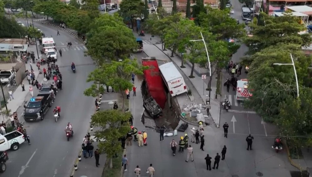 Un camion și un autobuz au fost înghițiți de o groapă uriașă apărută în asfalt, în Mexic. FOTO & VIDEO - Imaginea 1