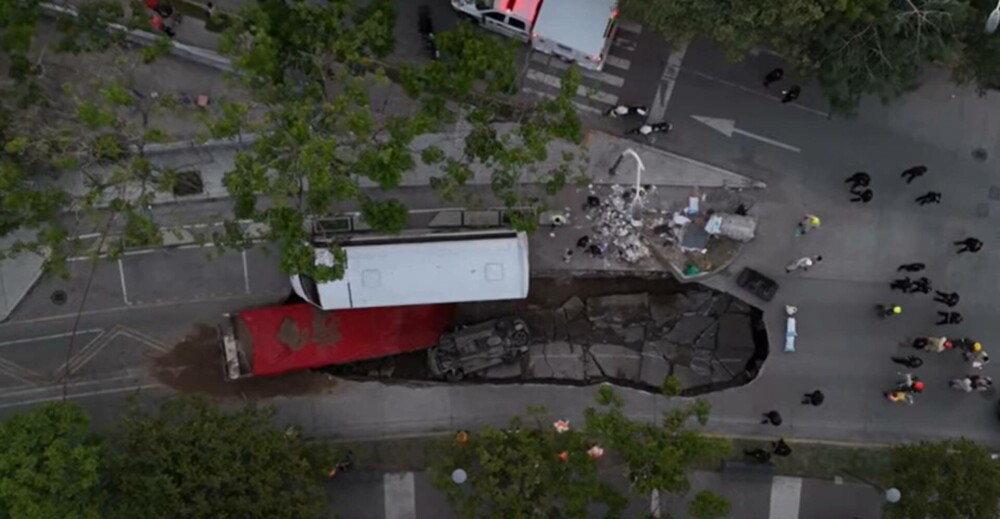 Un camion și un autobuz au fost înghițiți de o groapă uriașă apărută în asfalt, în Mexic. FOTO & VIDEO - Imaginea 3