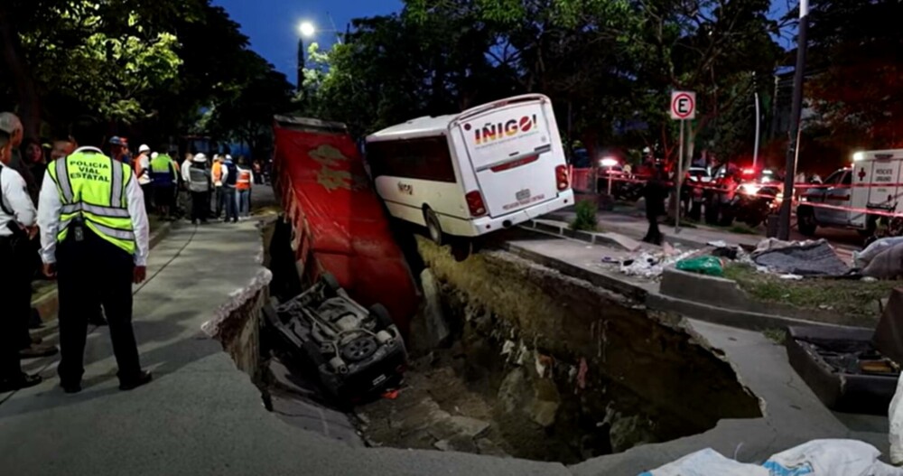 Un camion și un autobuz au fost înghițiți de o groapă uriașă apărută în asfalt, în Mexic. FOTO & VIDEO - Imaginea 4