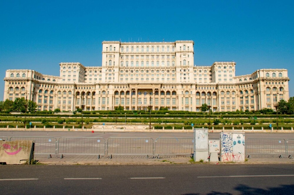 De ce apare Palatul Parlamentului în Cartea Recordurilor. Motivul pentru care turiștii străini vizitează Casa Poporului - Imaginea 1