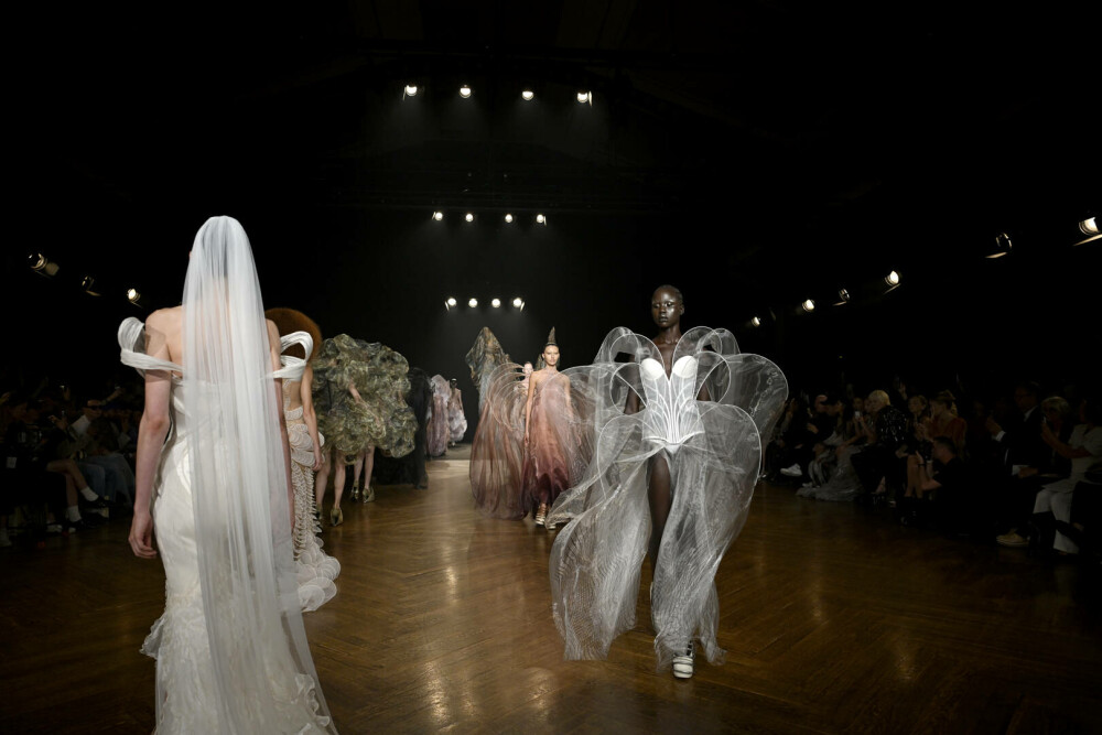 Săptămâna Modei Haute Couture a debutat la Paris cu creații inspirate de iubire și natură. FOTO - Imaginea 1