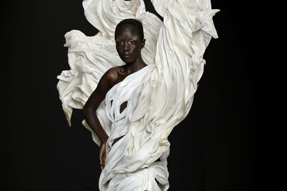 Săptămâna Modei Haute Couture a debutat la Paris cu creații inspirate de iubire și natură. FOTO - Imaginea 2