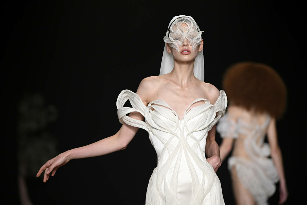 Săptămâna Modei Haute Couture a debutat la Paris cu creații inspirate de iubire și natură. FOTO - Imaginea 7
