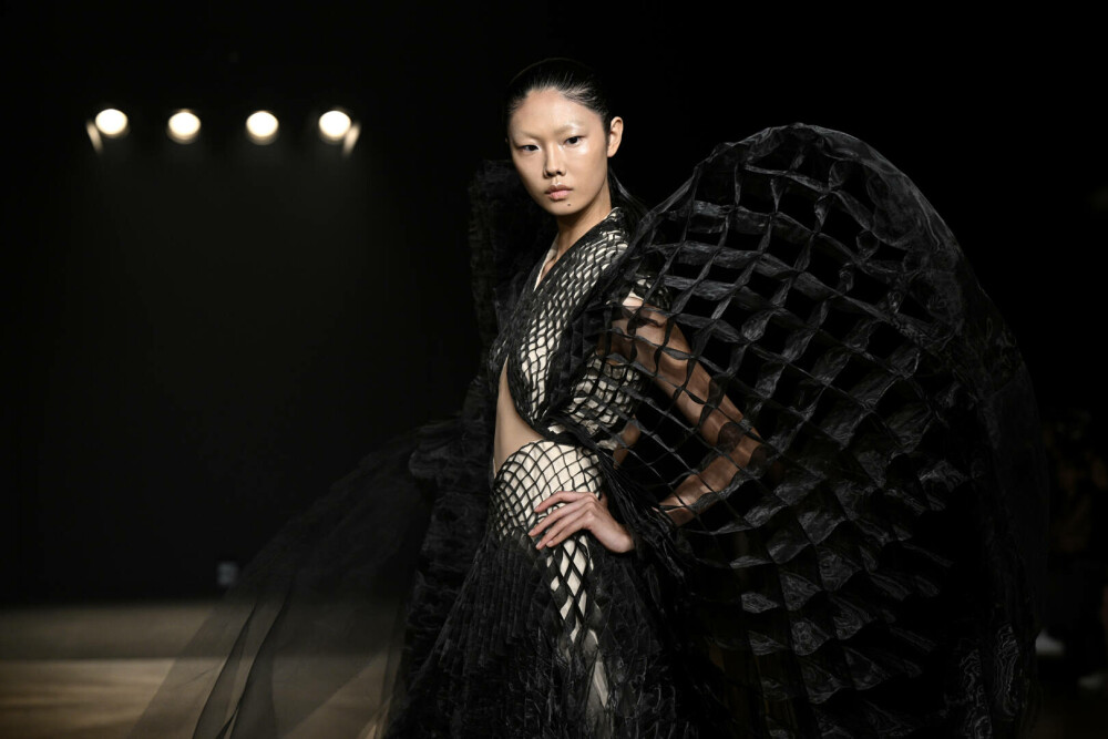 Săptămâna Modei Haute Couture a debutat la Paris cu creații inspirate de iubire și natură. FOTO - Imaginea 8