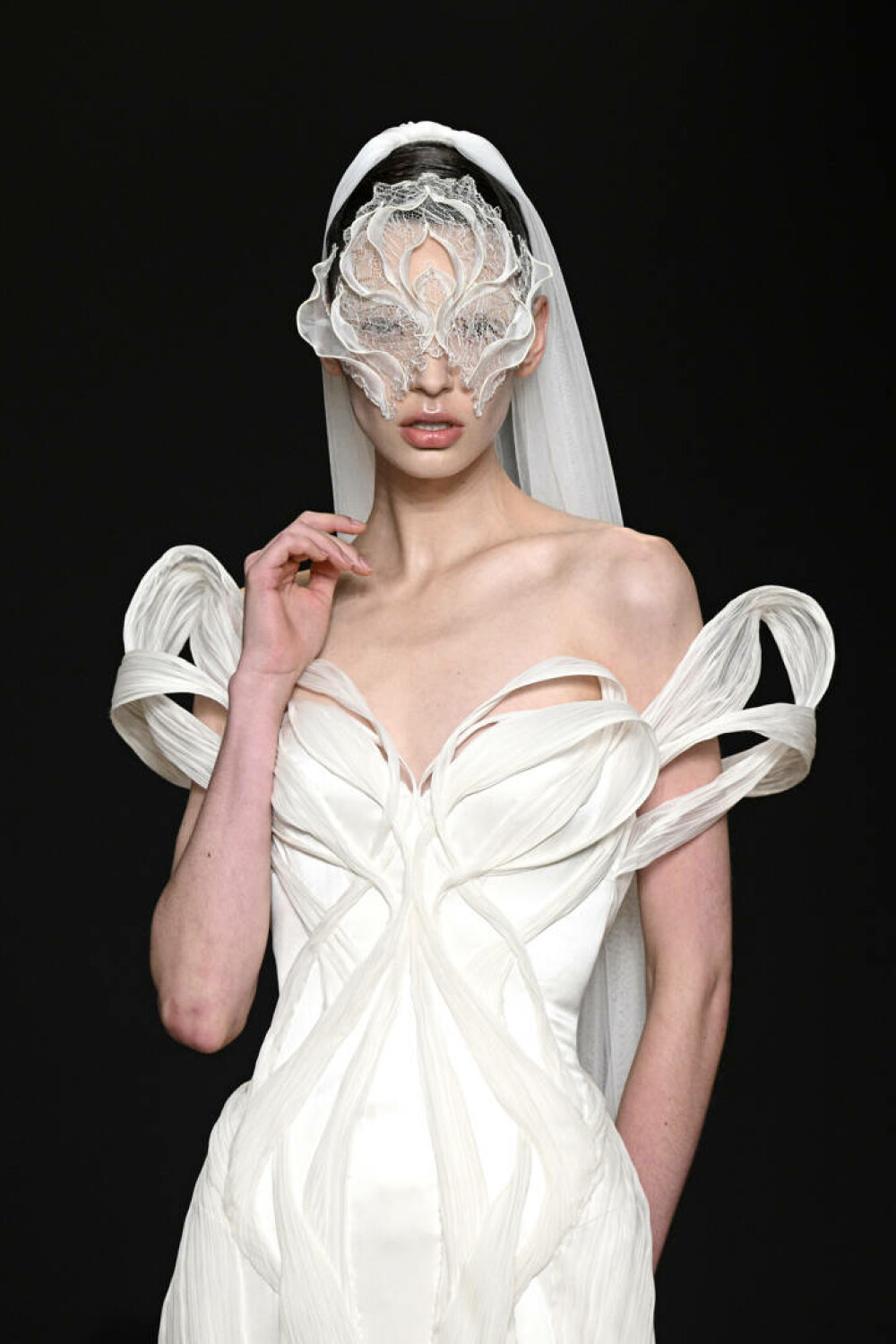 Săptămâna Modei Haute Couture a debutat la Paris cu creații inspirate de iubire și natură. FOTO - Imaginea 11