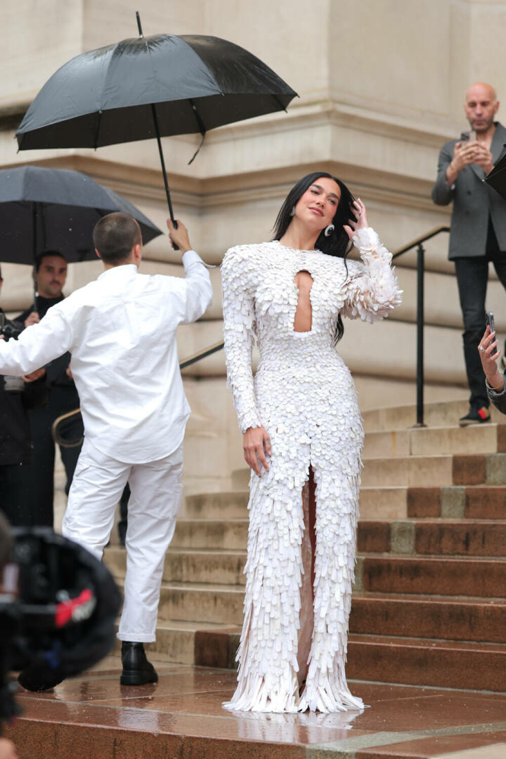 Dua Lipa, plină de eleganță la Săptămâna Modei Haute Couture de la Paris. Ce ținuta a purtat. GALERIE FOTO - Imaginea 1