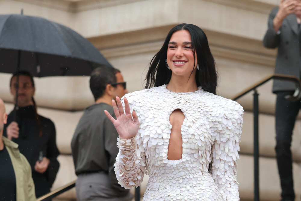 Dua Lipa, plină de eleganță la Săptămâna Modei Haute Couture de la Paris. Ce ținuta a purtat. GALERIE FOTO - Imaginea 2