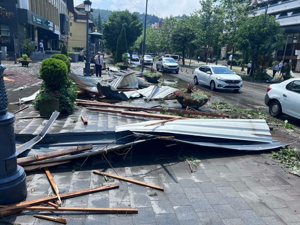 Distrugeri masive în Sinaia. O furtună extrem de puternică a rănit numeroși oameni. Acoperișul celebrei gări, smuls | VIDEO - Imaginea 1