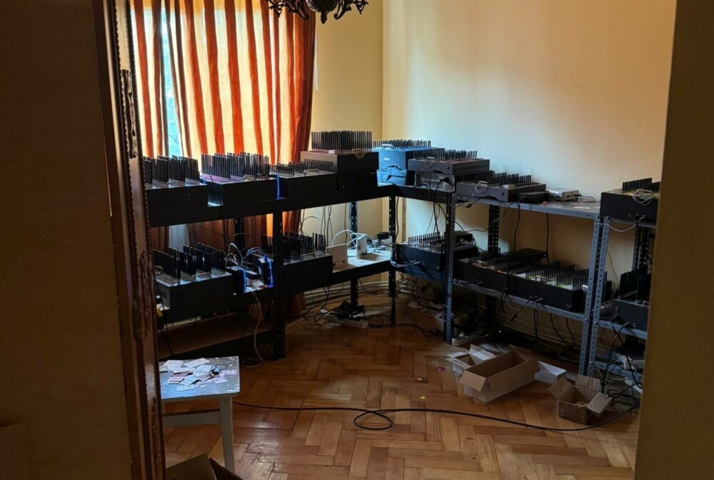 20.000 de cartele prepay, descoperite în casa unui bărbat din Zalău, bănuit că înșela oameni prin telefon | FOTO - Imaginea 1