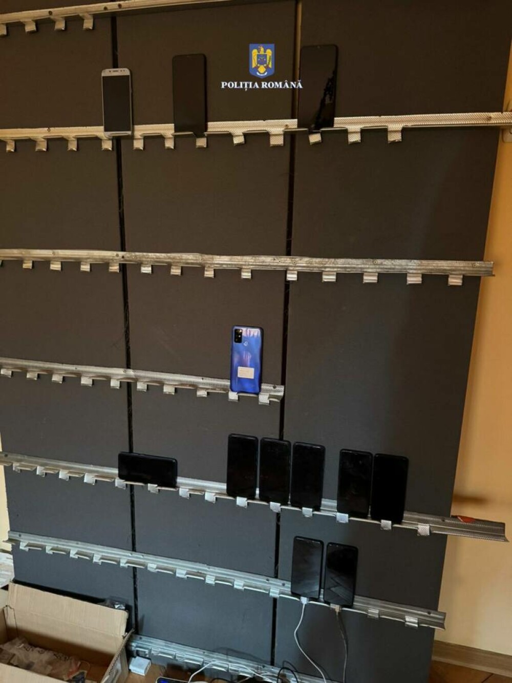 20.000 de cartele prepay, descoperite în casa unui bărbat din Zalău, bănuit că înșela oameni prin telefon | FOTO - Imaginea 3