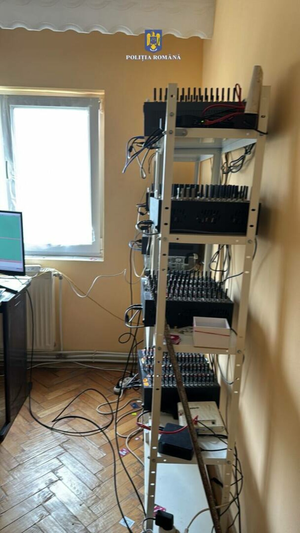 20.000 de cartele prepay, descoperite în casa unui bărbat din Zalău, bănuit că înșela oameni prin telefon | FOTO - Imaginea 4