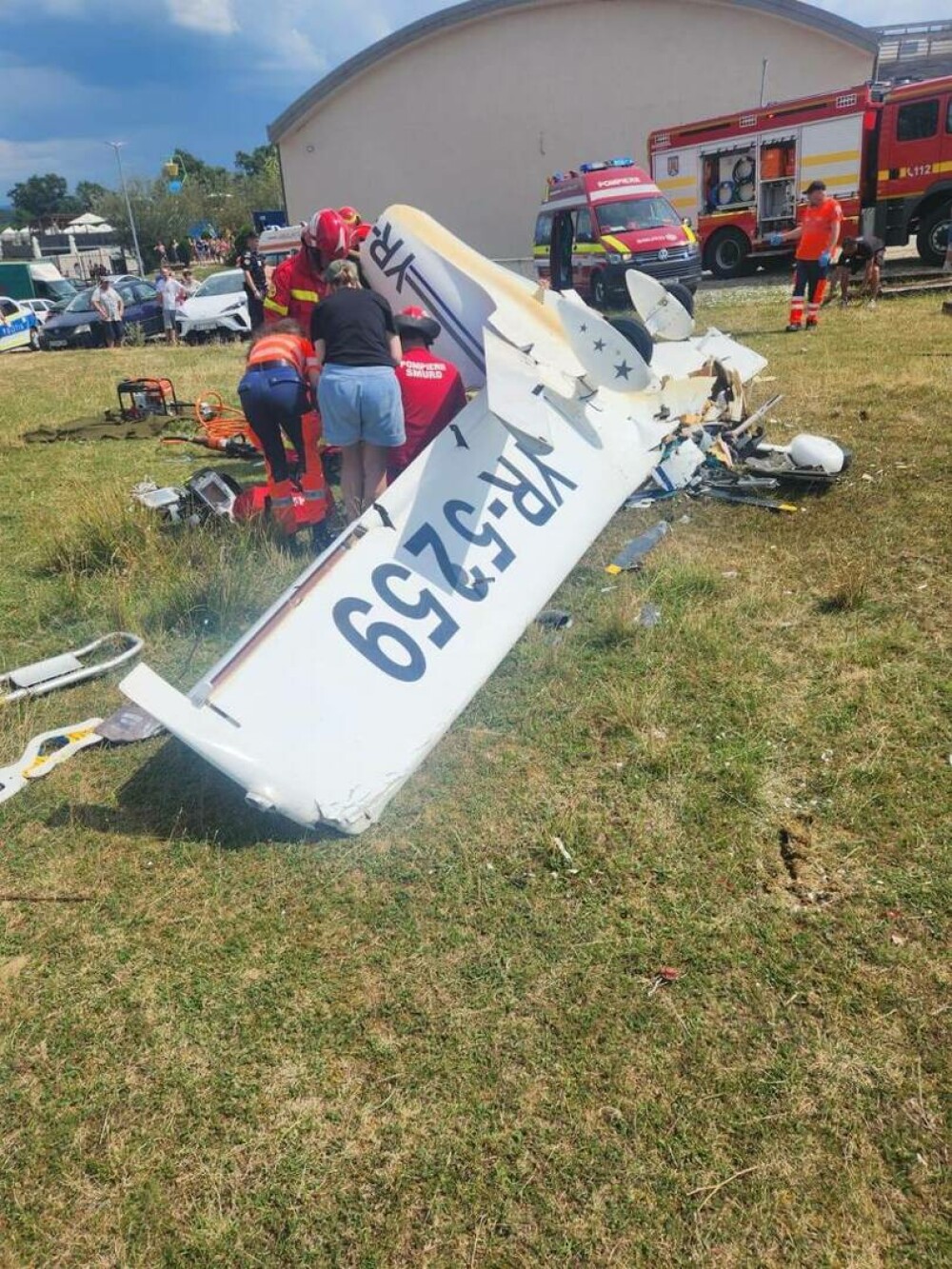 Un avion de mici dimensiuni s-a prăbuşit în Hunedoara. Pilotul a murit, iar o altă persoană este în stare gravă la spital - Imaginea 1