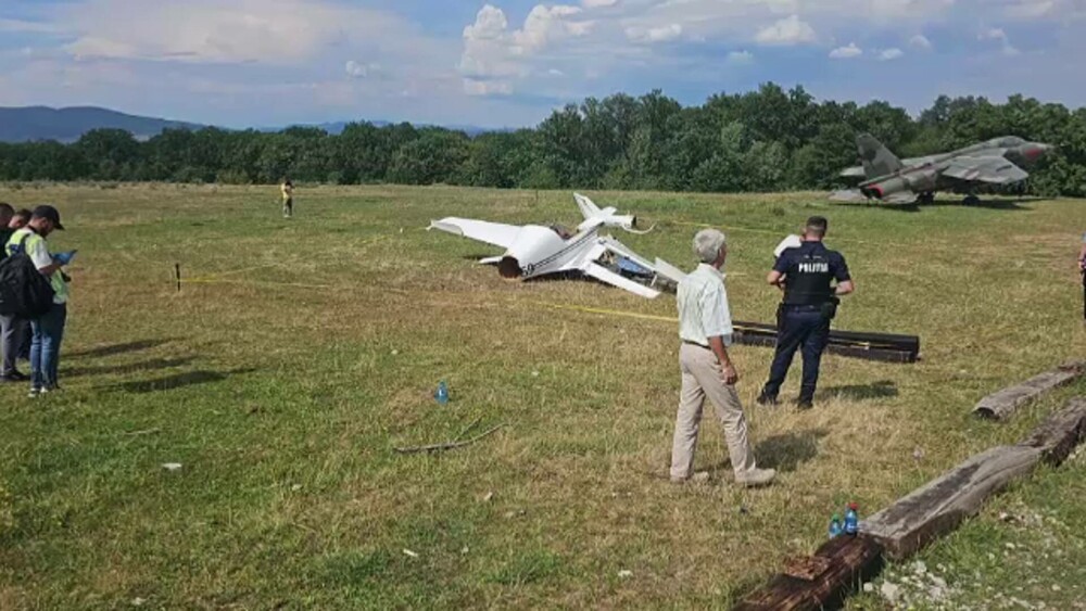 Un avion de mici dimensiuni s-a prăbuşit în Hunedoara. Pilotul a murit, iar o altă persoană este în stare gravă la spital - Imaginea 3