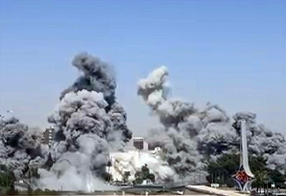 Israel a bombardat ținte din centrul Damascului. Cel puţin un mort şi 18 răniţi în urma atacului - Imaginea 7