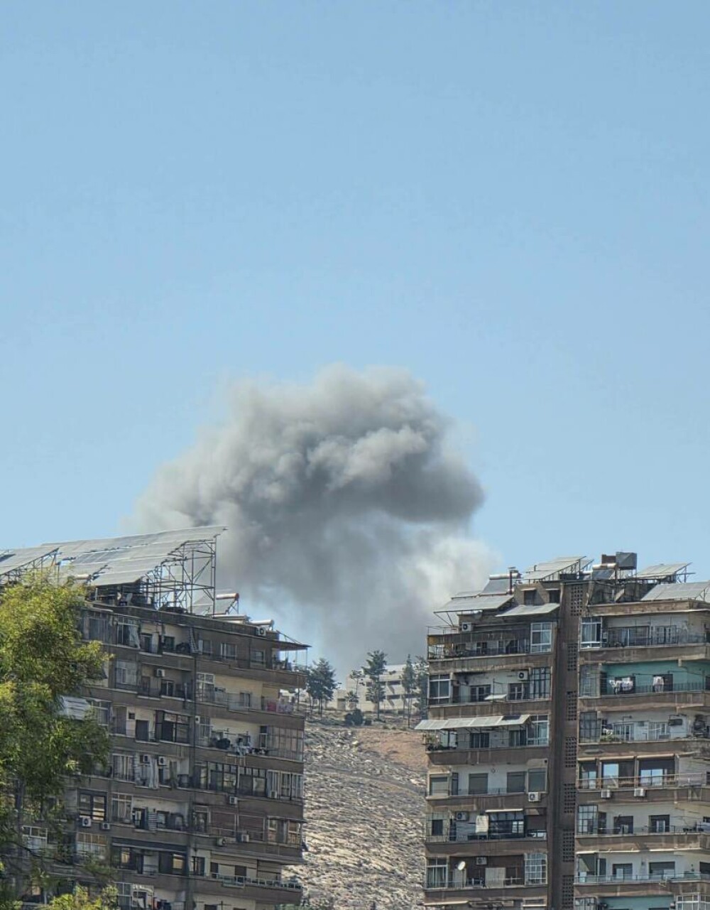 Israel a bombardat ținte din centrul Damascului. Cel puţin un mort şi 18 răniţi în urma atacului - Imaginea 2