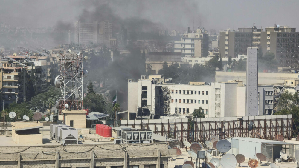 Israel a bombardat ținte din centrul Damascului. Cel puţin un mort şi 18 răniţi în urma atacului - Imaginea 3