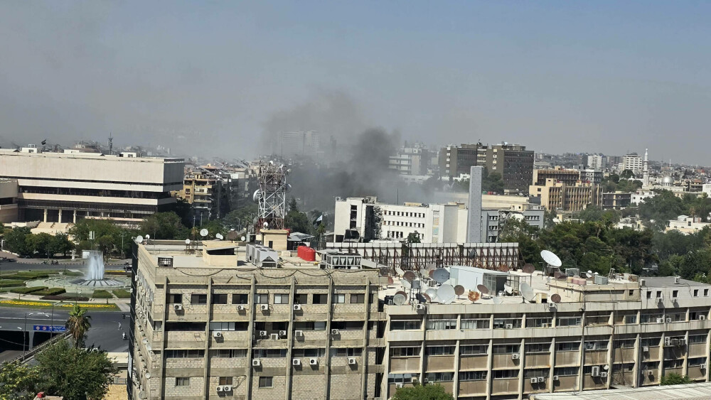 Israel a bombardat ținte din centrul Damascului. Cel puţin un mort şi 18 răniţi în urma atacului - Imaginea 4