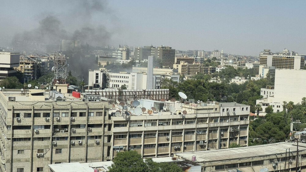 Israel a bombardat ținte din centrul Damascului. Cel puţin un mort şi 18 răniţi în urma atacului - Imaginea 5