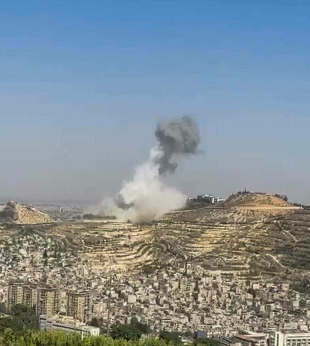Israel a bombardat ținte din centrul Damascului. Cel puţin un mort şi 18 răniţi în urma atacului - Imaginea 6
