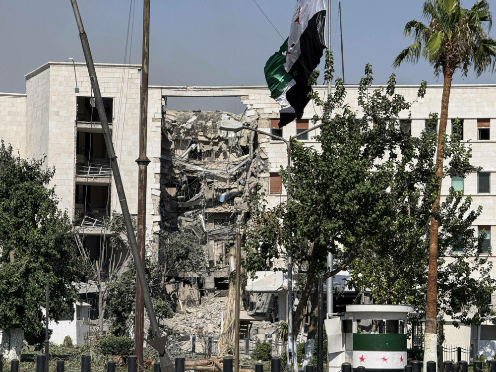 Israel a bombardat ținte din centrul Damascului. Cel puţin un mort şi 18 răniţi în urma atacului - Imaginea 1